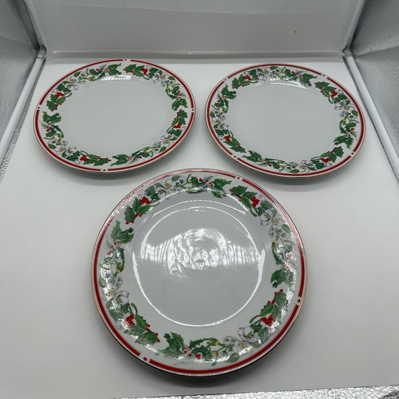 Lynn's China St Saint Maria 3 Dinner Plate Plates Christmas Holiday Berries - Picture 1 of 4